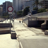 <div align="left"><font size="2">Hier führt der Radweg durch einen Regenwasserkanal. Die Zusatzschilder geben den Weg für "Authorsierte" und Radfahrer frei. Die Arbeiter der Stadt benutzen diesen Zugang für die Kraftfahrzeuge, um in den Kanal einzufahren.<br /><br /><br /> <div align="left"><font size="2">Hier führt der Radweg durch einen Regenwasserkanal. Die Zusatzschilder geben den Weg für "Authorsierte" und Radfahrer frei. Die Arbeiter der Stadt benutzen diesen Zugang für die Kraftfahrzeuge, um in den Kanal einzufahren.<br /><br /><br />